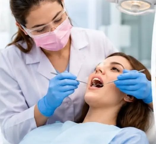 Dentista usando guantes de nitrilo azules